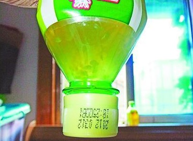 保质期内的未开封康师傅绿茶，液体浑浊、颜色异常并出现明显絮状物