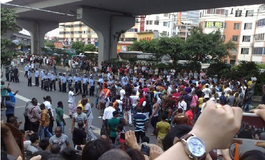 广州外籍人员聚集堵路