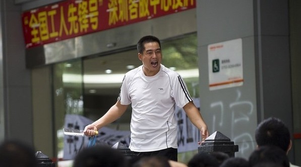 男子保险公司挥刀求退保