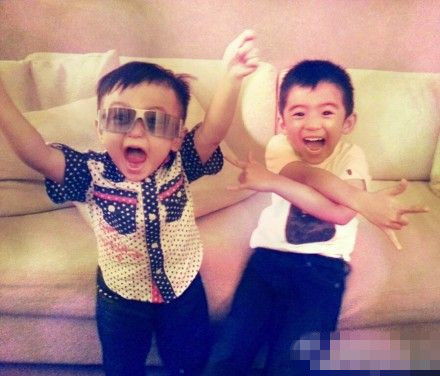 锋芝两子家中狂欢