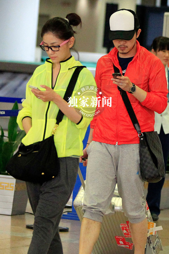 胡可沙溢返京各自玩手机零交流 往日恩爱举止不再