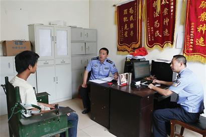 男子偷工人宿舍睡着