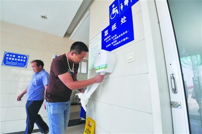 前海公厕供免费手纸 游客装进自己包 前海公厕供免费手纸 游客装进自己包