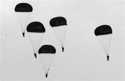 韩美三八线实弹演习 现场现朝鲜国旗疑变弹靶 韩美三八线实弹演习 现场现朝鲜国旗疑变弹靶