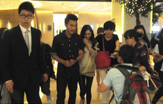 杨幂刘恺威手挽手离开酒店