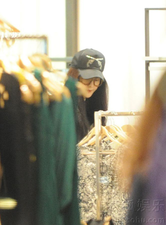 范冰冰“米奇装”逛街大肆扫货 穿着时尚引路人瞩目