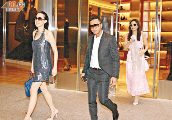 甄子丹和老婆汪诗诗(左)及小姨子汪圆圆墨镜三人组出巡，星味十足