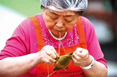 青岛粽子王诞生：5分钟包21个粽子
