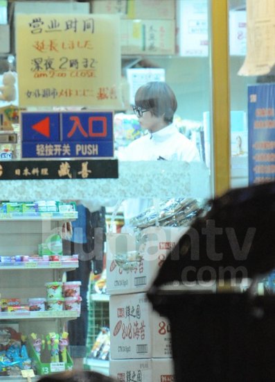 谢楠买美食奔赴吴京爱巢 两人甜蜜共享夜宵