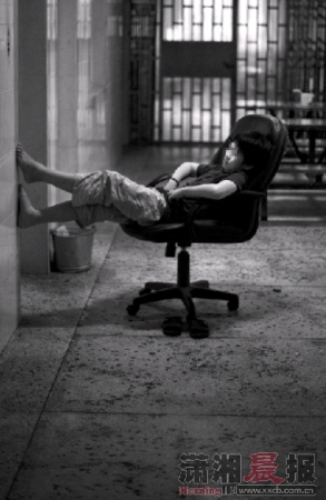 其他人都睡了,小超一个人呆在走廊。戒毒久了,他的情绪并不稳定。戒毒所的赵阿姨说:“他有时候很焦虑,会发脾气。”图/记者杨抒怀 其他人都睡了,小超一个人呆在走廊。戒毒久了,他的情绪并不稳定。戒毒所的赵阿姨说:“他有时候很焦虑,会发脾气。”图/记者杨抒怀