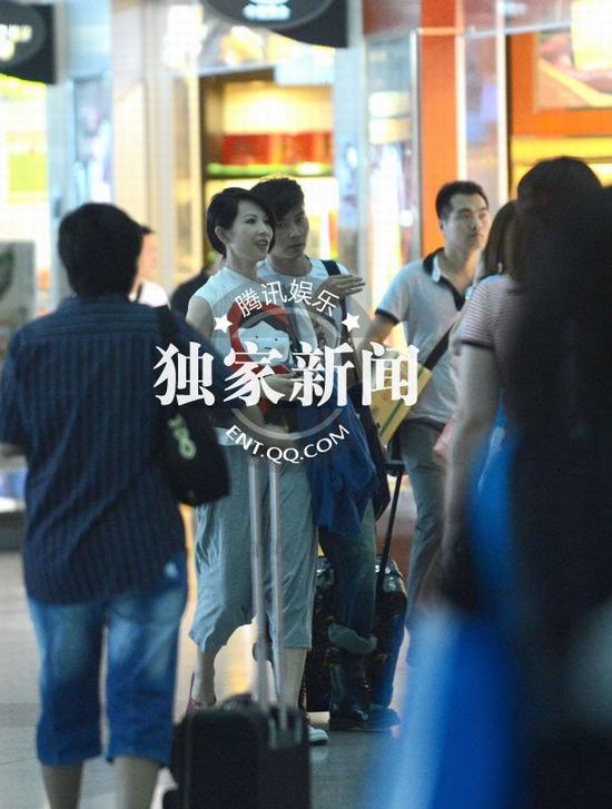 蔡少芬身价上涨很“知足” 机场与老公拥抱作别