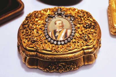 6月21日，为期4天的香港珠宝首饰展览会在香港会展中心开幕。16个国家和地区的422家参展商带来各类时尚首饰新品、配饰品、原料和新工艺。