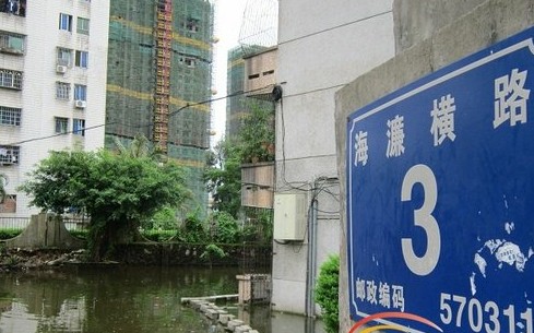 海濂横路3号正门口，一眼望去全部是水，第一栋楼的居民们自行用大砖头铺路