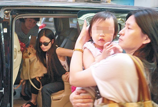 赵薇素颜带女儿小四月赴港