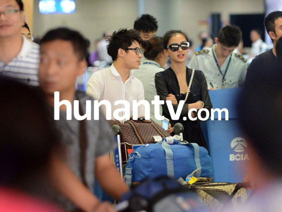 Angelababy赴京帅哥接机献殷勤 一路热聊显亲密