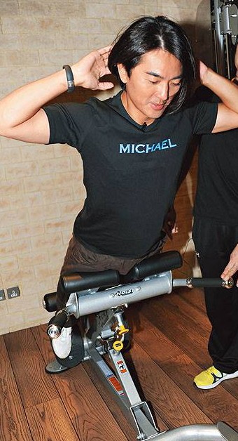 郑伊健裸半身跑步 与蒙嘉慧结婚前健身照曝光