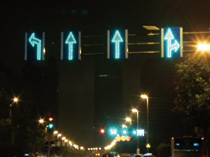 青岛香港西路与太平角六路路口安主动发光标志 青岛香港西路与太平角六路路口安主动发光标志