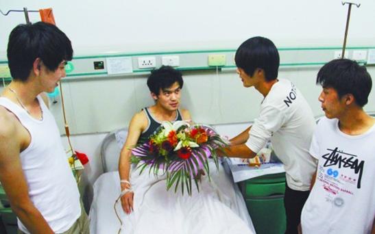 17岁少年下海抽筋3小伙施救 1人呛水昏迷