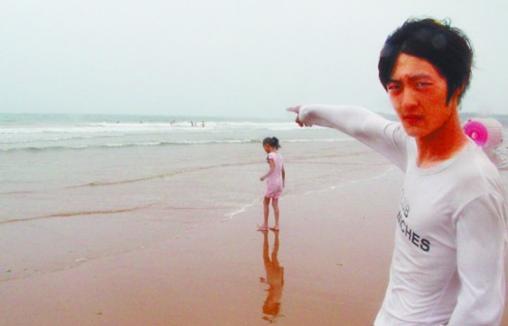 17岁少年下海抽筋3小伙施救 1人呛水昏迷