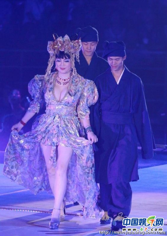 63岁宫雪花爆乳秀美腿 性感秒杀刘晓庆不让柳岩