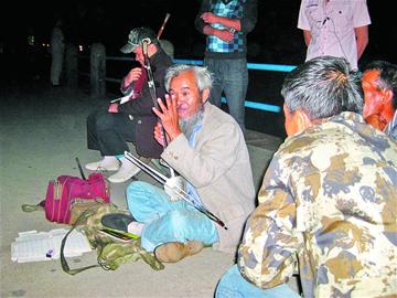青岛街头艺人:二胡父子梁祝如泣如诉 18岁流浪歌手追梦