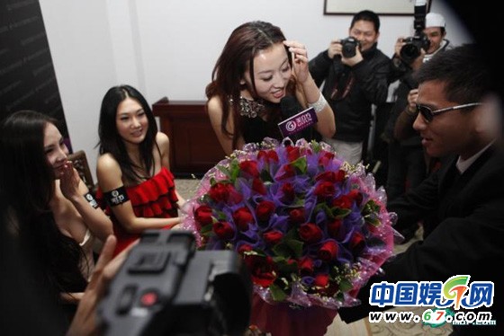 干露露走秀遭屌丝求婚