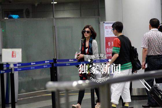 贾静雯抵京当证婚人 嘟嘴卖萌被“出柜”不影响心情