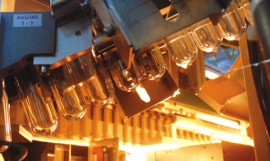 一个个瓶坯在设备的运转下神奇地成为包装瓶，进入灌装线。