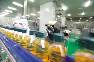 一瓶瓶玉米油“列队”穿过电子眼、人眼的道道检测关口。