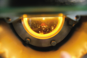 从观油孔可以看到储存罐里的精炼油。