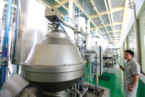 像飞船返回舱一样的现代化精炼装置，要负责对毛油进行进一步提纯。