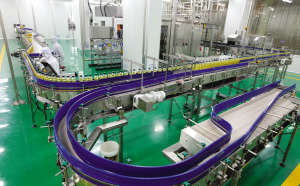 像高速路一样的吹灌一体生产线上，不合格产品将在智能监测设备的监管下，顺着匝道自动下线。