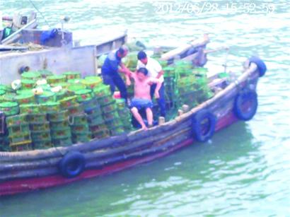 近视男子下海捞眼镜 被海浪卷出300米外 近视男子下海捞眼镜 被海浪卷出300米外