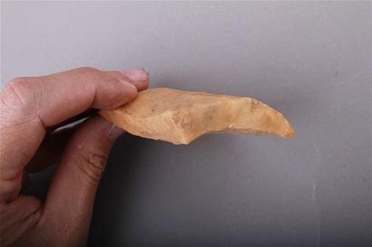 数万年前青岛已有人类居住 河岸现古代石器