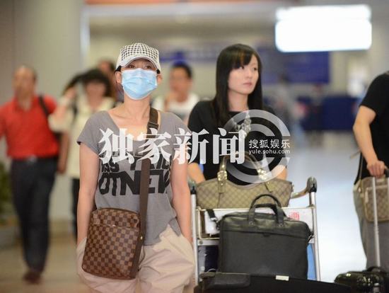 买红妹返京机场蹲地抽烟显不雅 打车回家疑经济拮据