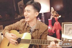 梁朝伟在生日派对表演自弹自唱，逗得在场好友哈哈大笑