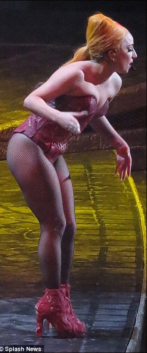 Lady Gaga胸部装机关枪