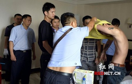 14岁少女贩毒赚钱给舅治病 15岁男孩宾馆购毒