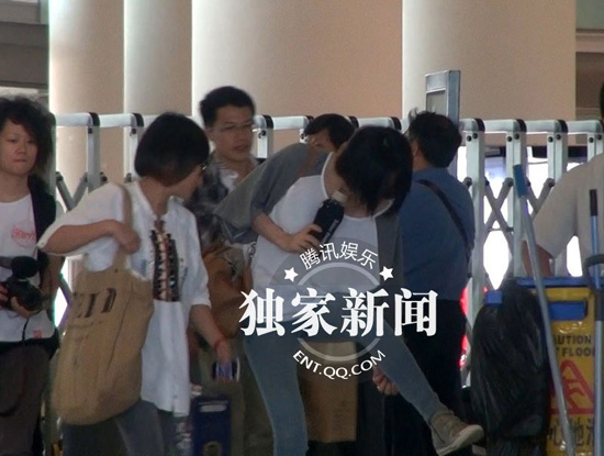 王菲回京大队人马护驾 穿T恤仔裤为粉丝签名