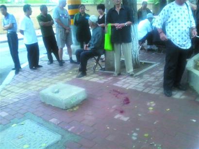 醉汉摔破头拒绝去医院 被硬拉上救护车