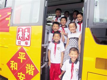 村支书卖掉座驾换校车 接送农村娃