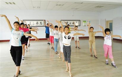 村支书卖掉座驾换校车 接送农村娃