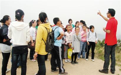 村支书卖掉座驾换校车 接送农村娃