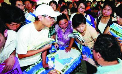驻青高校再成报考大热门 贵州家长千里赴青为问2问题