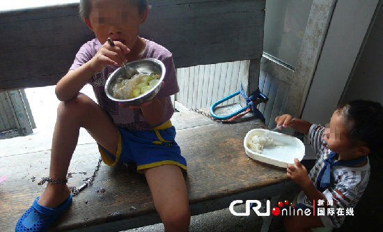 福利院铁链拴养男童