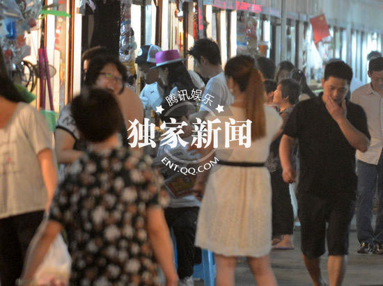 霍思燕杜江“姐弟恋”曝光 竖中指挑逗男友