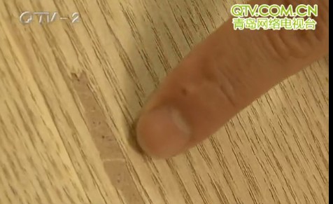 男子1万6买实木家具3年才知被骗 商家称桌腿是就算