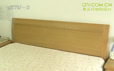 男子1万6买实木家具3年才知被骗 商家称桌腿是就算