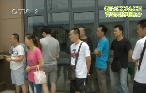 福顺嘉苑不按期交房 五六十位业主围堵小区门