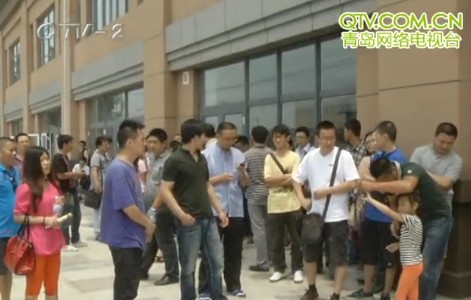 福顺嘉苑不按期交房 五六十位业主围堵小区门